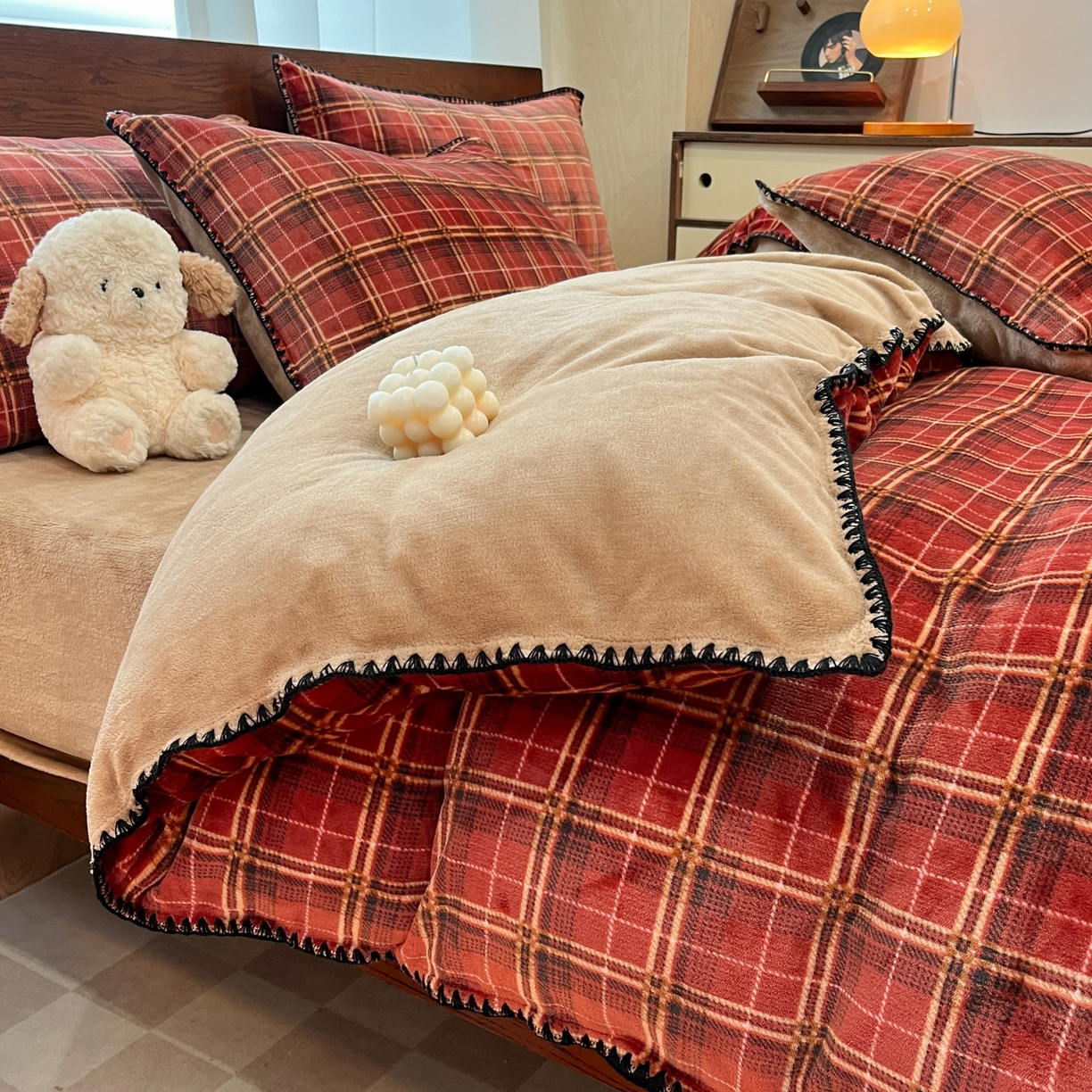 91家纺网 家纺一手货源 找家纺 格真 2025新款高克重暖芙绒牛奶绒印花三角针无印风四件套 凯瑟琳-红咖