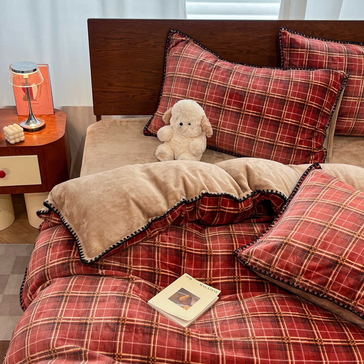 91家纺网 家纺一手货源 找家纺 格真 2025新款高克重暖芙绒牛奶绒印花三角针无印风四件套 凯瑟琳-红咖