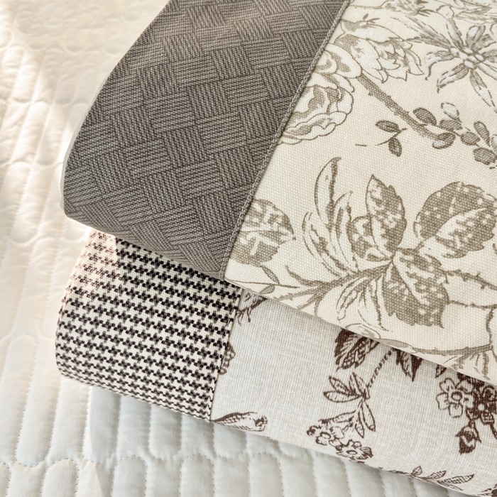 91家纺网 家纺一手货源 找家纺 宜代光年 2025新款全棉老粗布数码印花拼角工艺床单床笠 叠拍