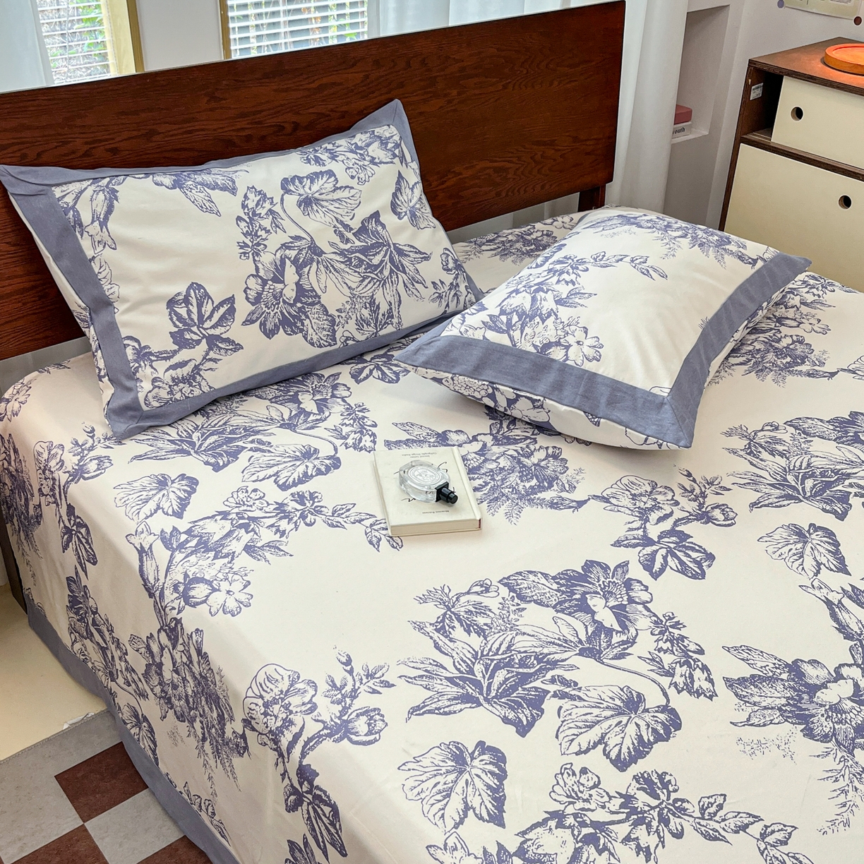 91家纺网 家纺一手货源 找家纺 宜代光年 2025新款全棉老粗布数码印花拼角工艺床单床笠 床单-似锦