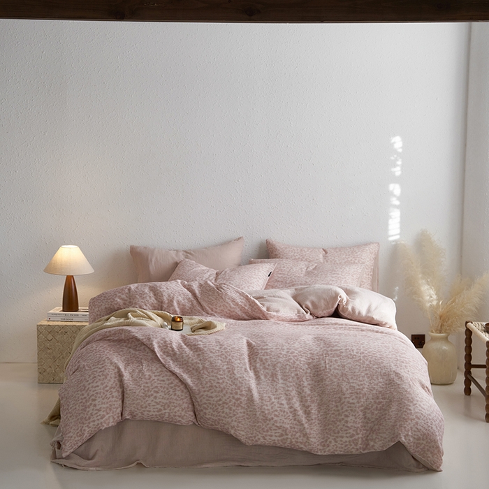 91家纺网 家纺一手货源 找家纺 宜代光年 2025新款全棉纯棉享云纱数码印花四件套 温柔豹豹