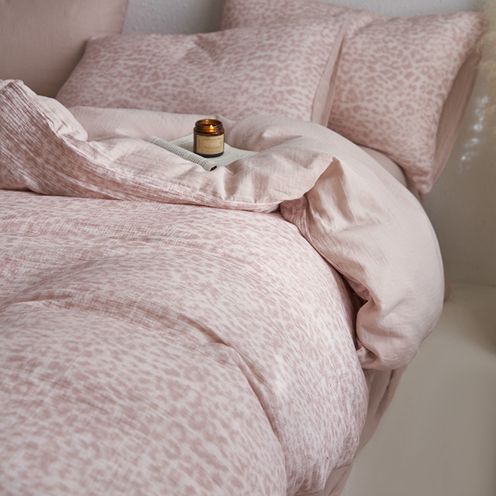 91家纺网 家纺一手货源 找家纺 宜代光年 2025新款全棉纯棉享云纱数码印花四件套 温柔豹豹