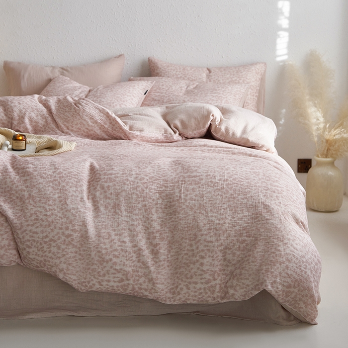 91家纺网 家纺一手货源 找家纺 宜代光年 2025新款全棉纯棉享云纱数码印花四件套 温柔豹豹