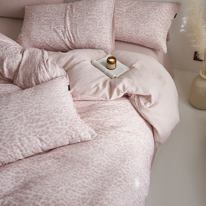 91家纺网 家纺一手货源 找家纺 宜代光年 2025新款全棉纯棉享云纱数码印花四件套 温柔豹豹