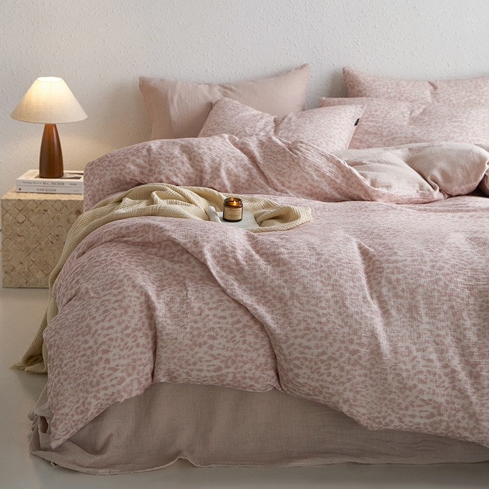 91家纺网 家纺一手货源 找家纺 宜代光年 2025新款全棉纯棉享云纱数码印花四件套 温柔豹豹