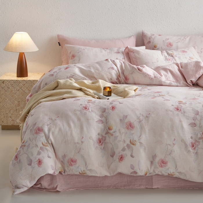 91家纺网 家纺一手货源 找家纺 宜代光年 2025新款全棉纯棉享云纱数码印花四件套 玉琼枝-粉