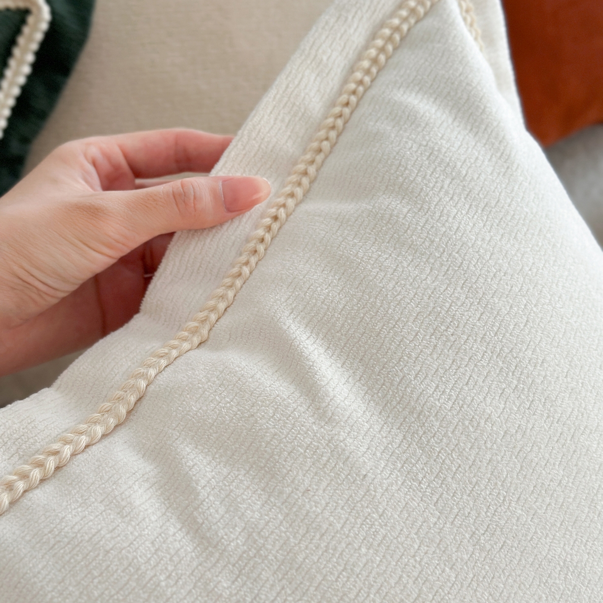 91家纺网 家纺一手货源 找家纺 美茉家居 2025新款微澜飞边方枕抱枕 米白