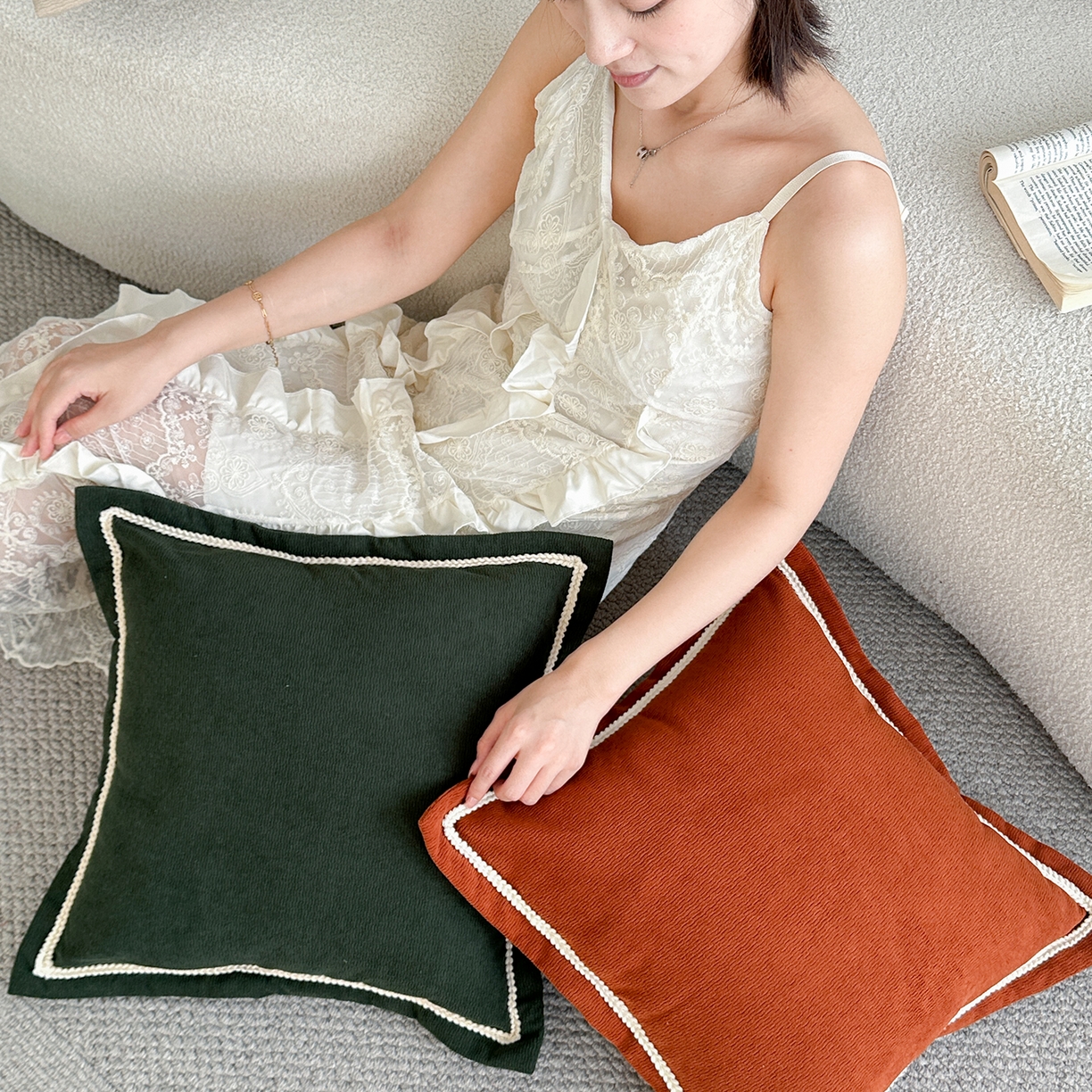 91家纺网 家纺一手货源 找家纺 美茉家居 2025新款微澜飞边方枕抱枕 棕咖