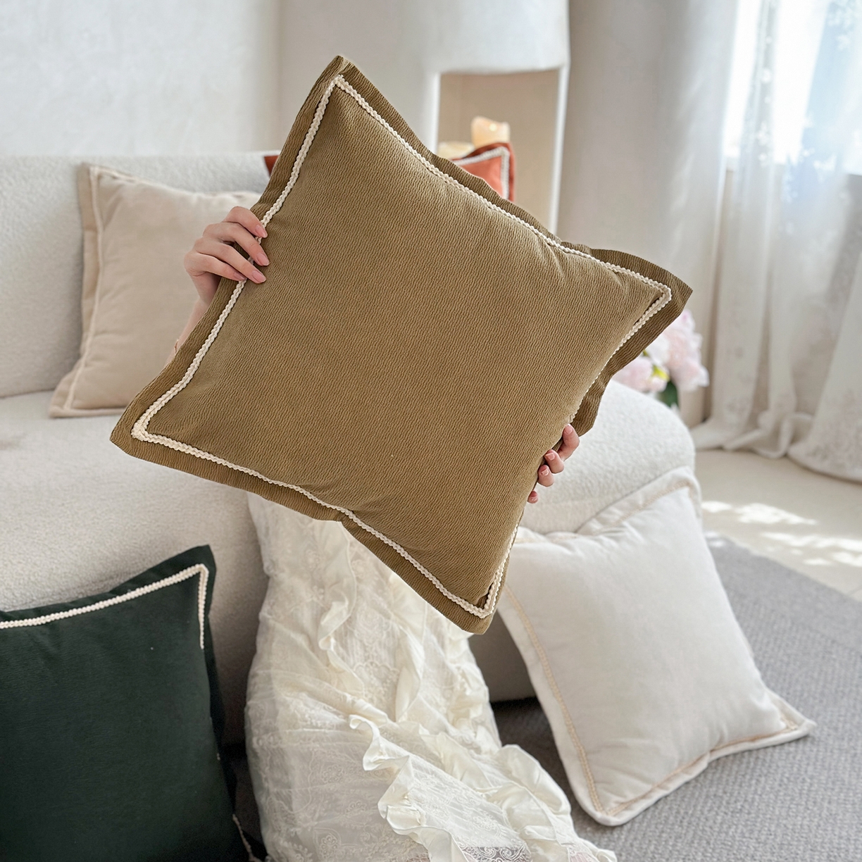 91家纺网 家纺一手货源 找家纺 美茉家居 2025新款微澜飞边方枕抱枕 墨绿