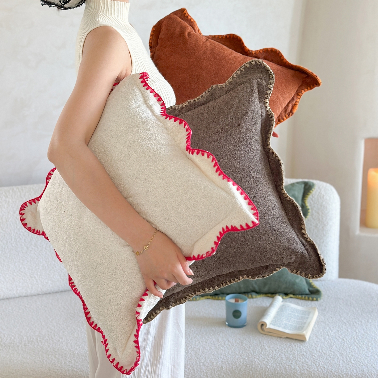 91家纺网 家纺一手货源 找家纺 美茉家居 2025新款云朵绒曲边方枕抱枕 枫叶红