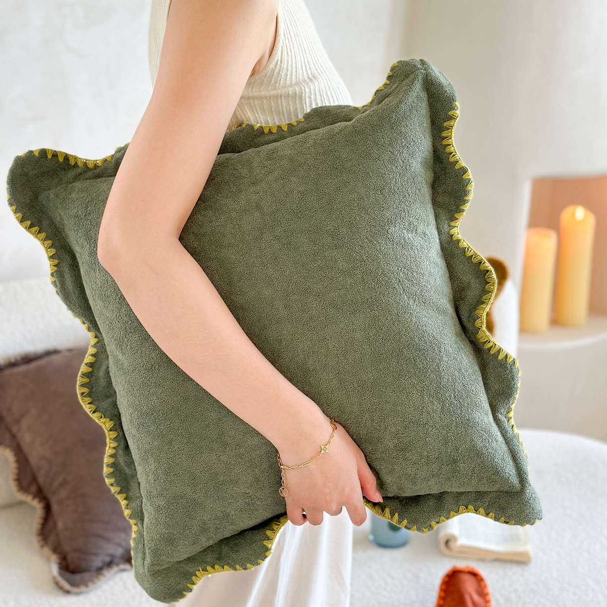 91家纺网 家纺一手货源 找家纺 美茉家居 2025新款云朵绒曲边方枕抱枕 草墨灰