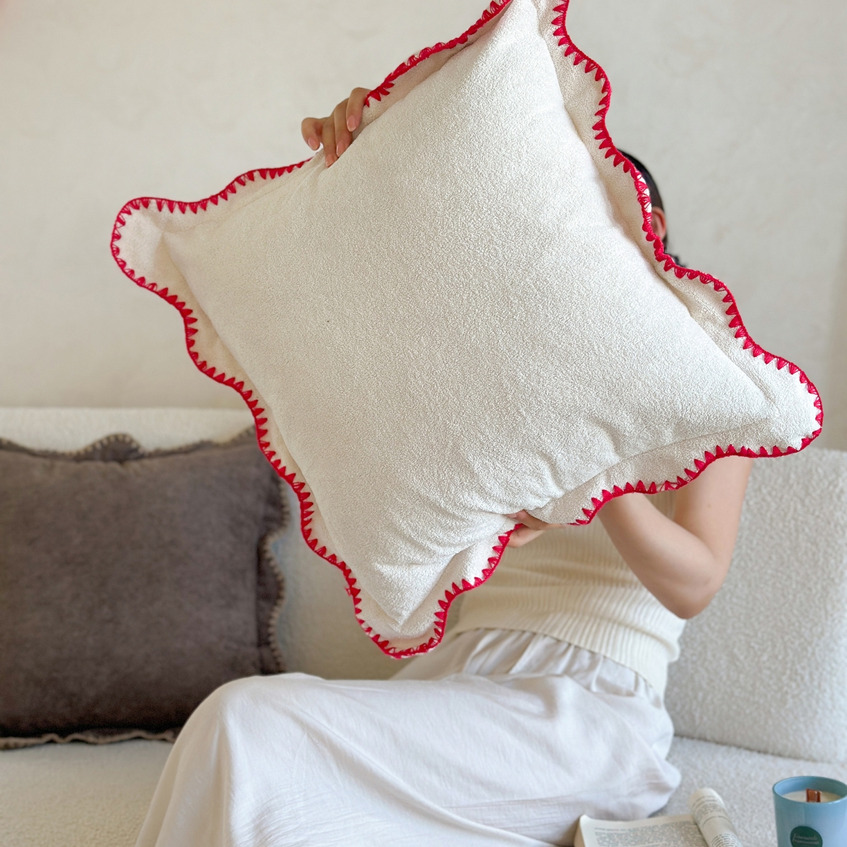 91家纺网 家纺一手货源 找家纺 美茉家居 2025新款云朵绒曲边方枕抱枕 枫叶红