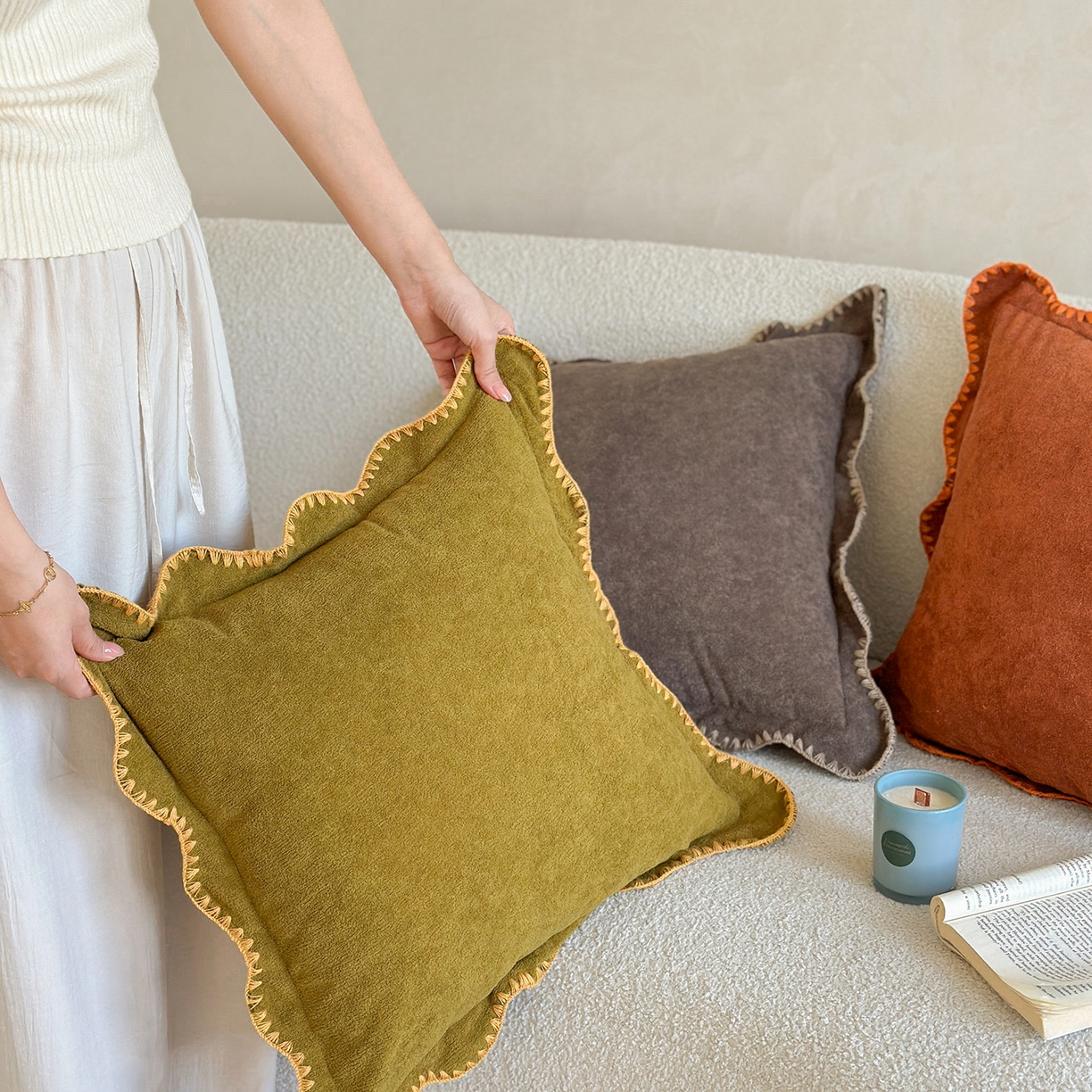 91家纺网 家纺一手货源 找家纺 美茉家居 2025新款云朵绒曲边方枕抱枕 芥末黄