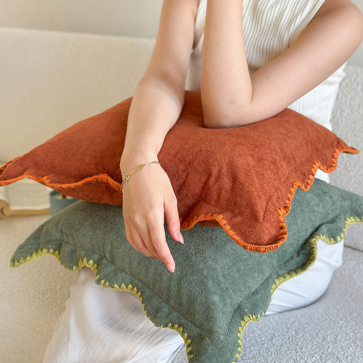 91家纺网 家纺一手货源 找家纺 美茉家居 2025新款云朵绒曲边方枕抱枕 芥末黄