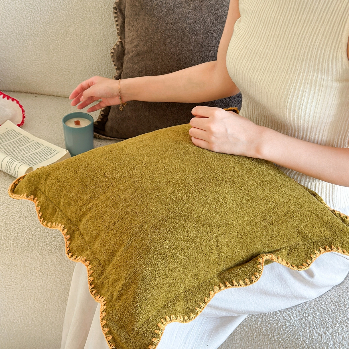 91家纺网 家纺一手货源 找家纺 美茉家居 2025新款云朵绒曲边方枕抱枕 芥末黄