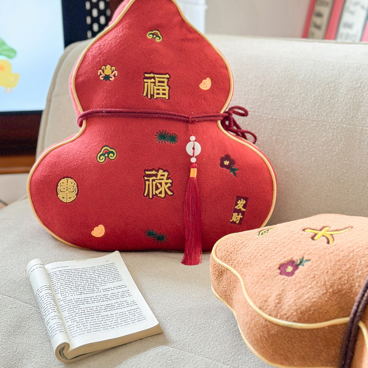 91家纺网 家纺一手货源 找家纺 （总）美茉家居 2025新款云朵绒异型葫芦抱枕