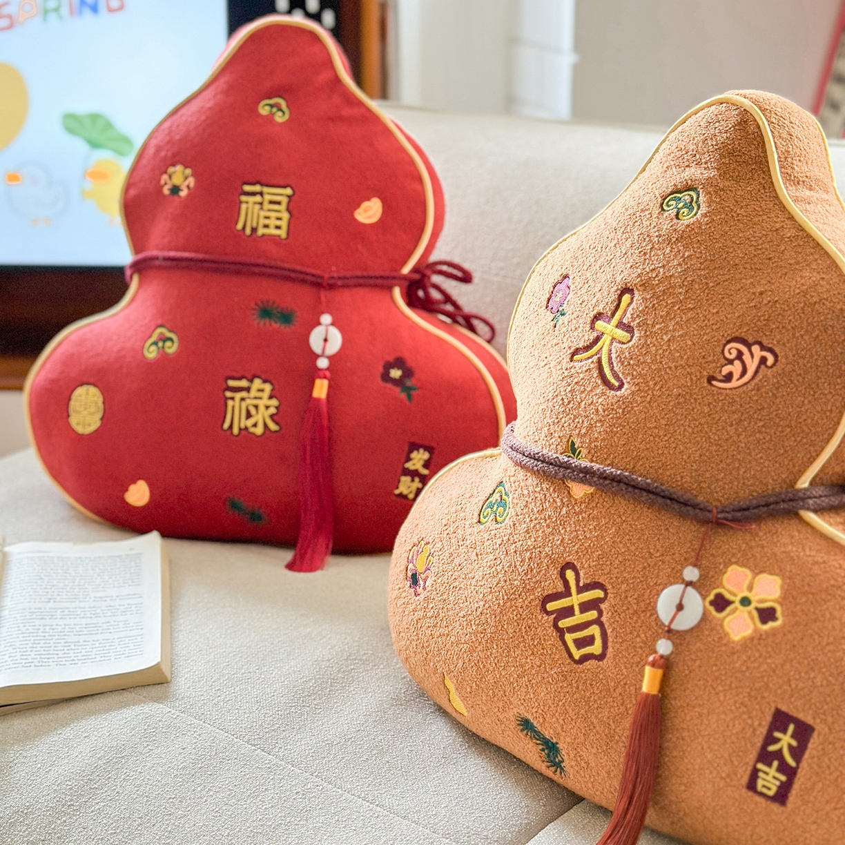 91家纺网 家纺一手货源 找家纺 美茉家居 2025新款云朵绒异型葫芦抱枕 大吉大利