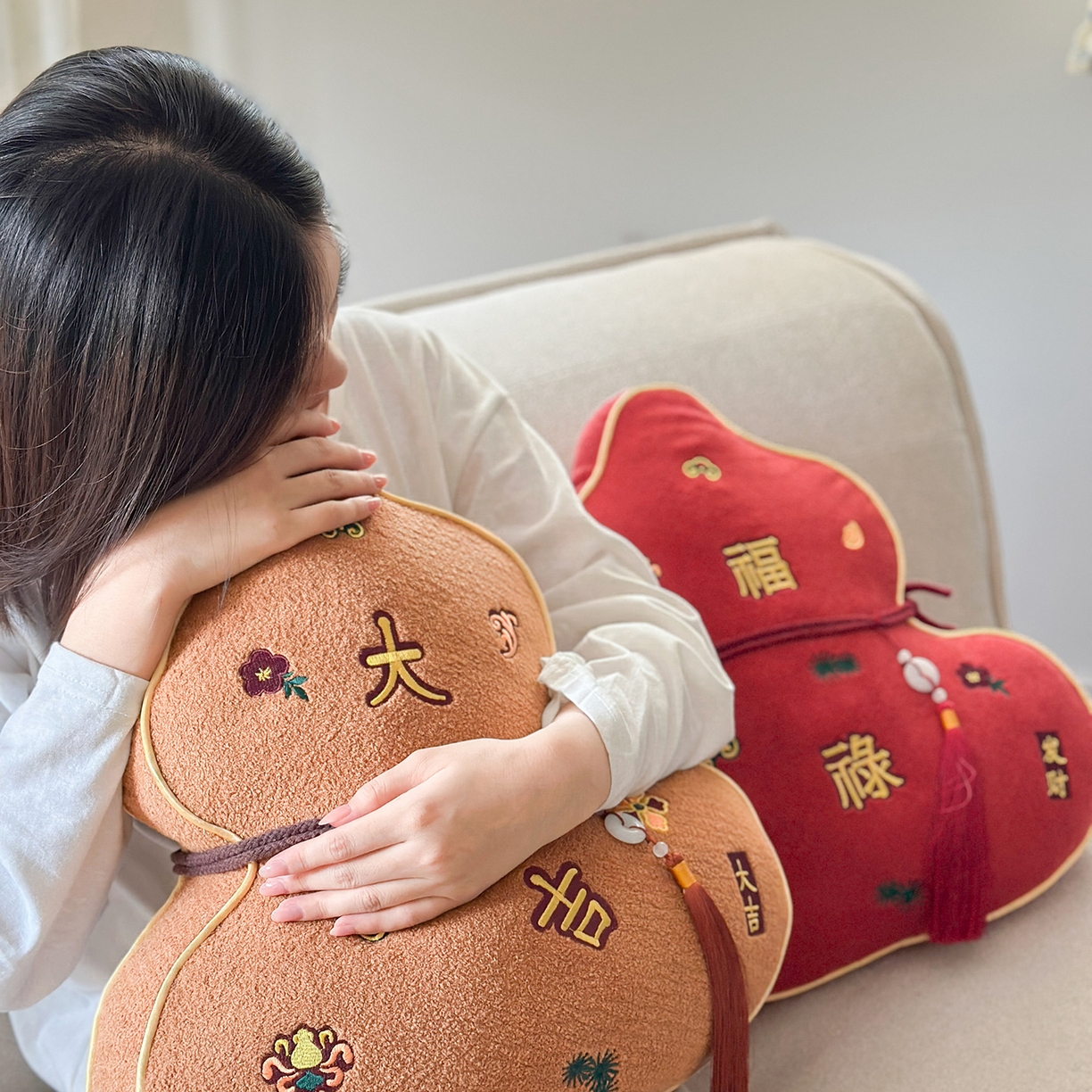 91家纺网 家纺一手货源 找家纺 美茉家居 2025新款云朵绒异型葫芦抱枕 福禄生财