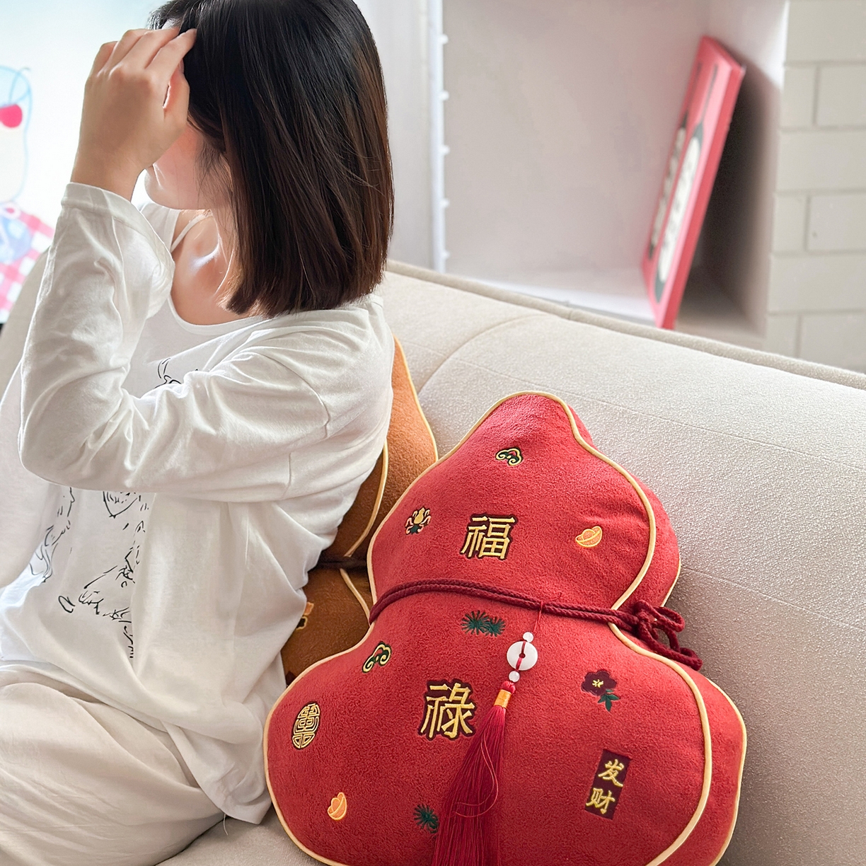 91家纺网 家纺一手货源 找家纺 美茉家居 2025新款云朵绒异型葫芦抱枕 福禄生财