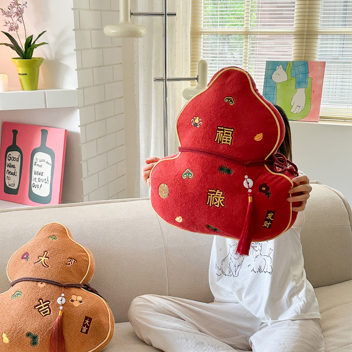 91家纺网 家纺一手货源 找家纺 美茉家居 2025新款云朵绒异型葫芦抱枕 大吉大利