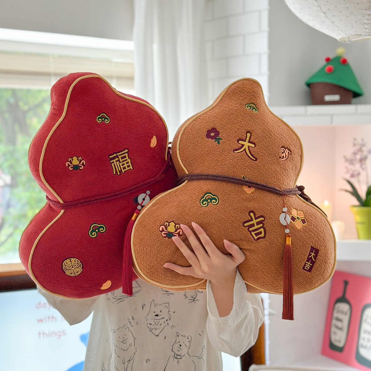 91家纺网 家纺一手货源 找家纺 美茉家居 2025新款云朵绒异型葫芦抱枕 福禄生财