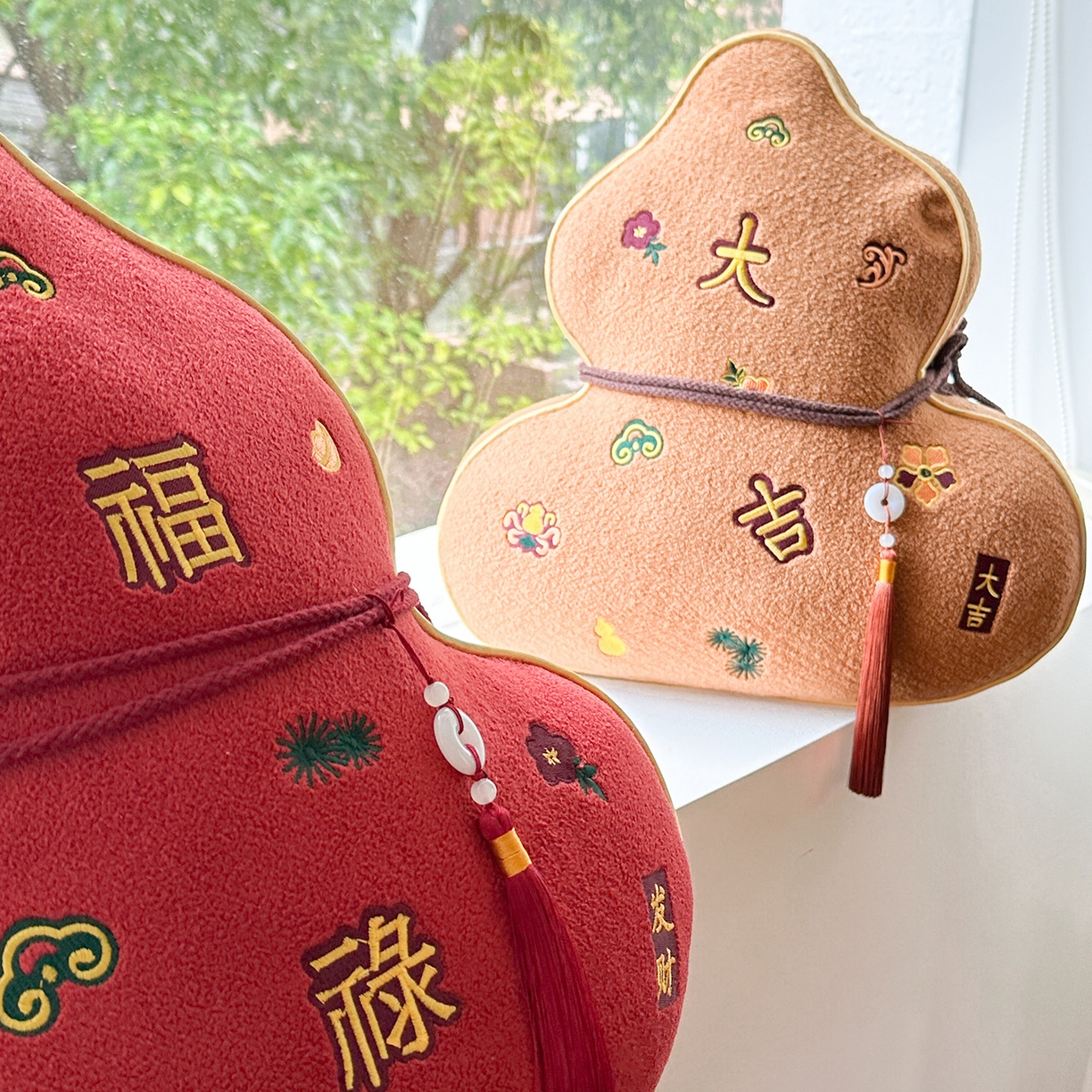 91家纺网 家纺一手货源 找家纺 美茉家居 2025新款云朵绒异型葫芦抱枕 福禄生财