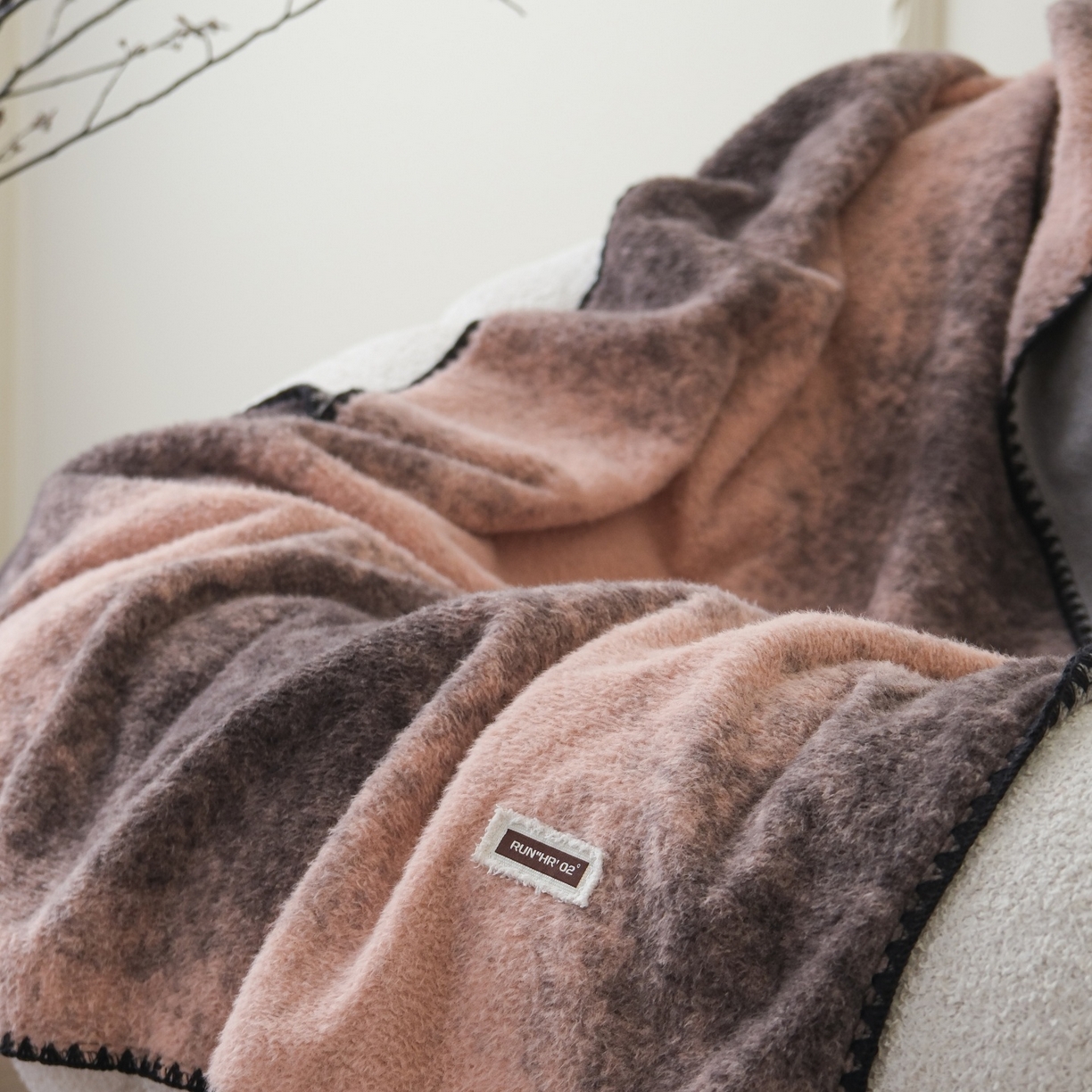 91家纺网 家纺一手货源 找家纺 庭笙 2025新款羊呢绒牛奶绒贝壳针毛毯 维奥灰