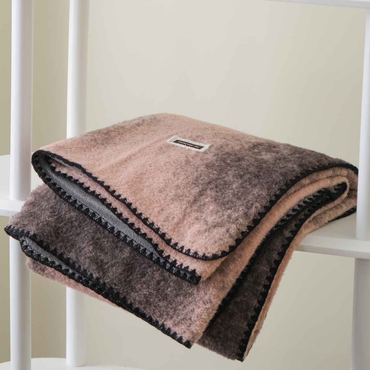 91家纺网 家纺一手货源 找家纺 庭笙 2025新款羊呢绒牛奶绒贝壳针毛毯 维奥灰