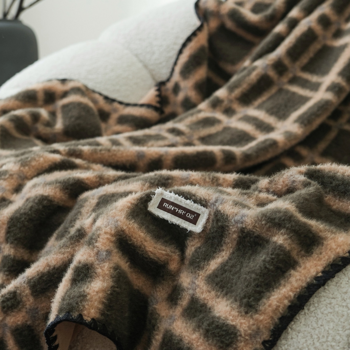 91家纺网 家纺一手货源 找家纺 庭笙 2025新款羊呢绒牛奶绒贝壳针毛毯 空间绿