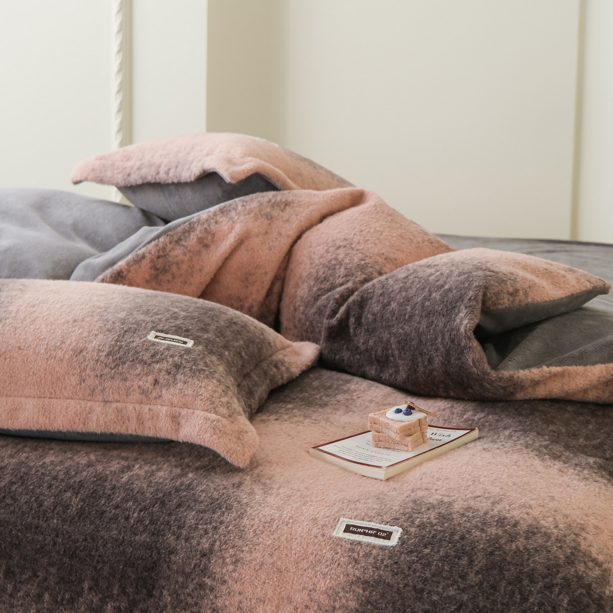 91家纺网 家纺一手货源 找家纺 庭笙 2025新款保暖加厚羊呢绒牛奶绒四件套 维奥灰