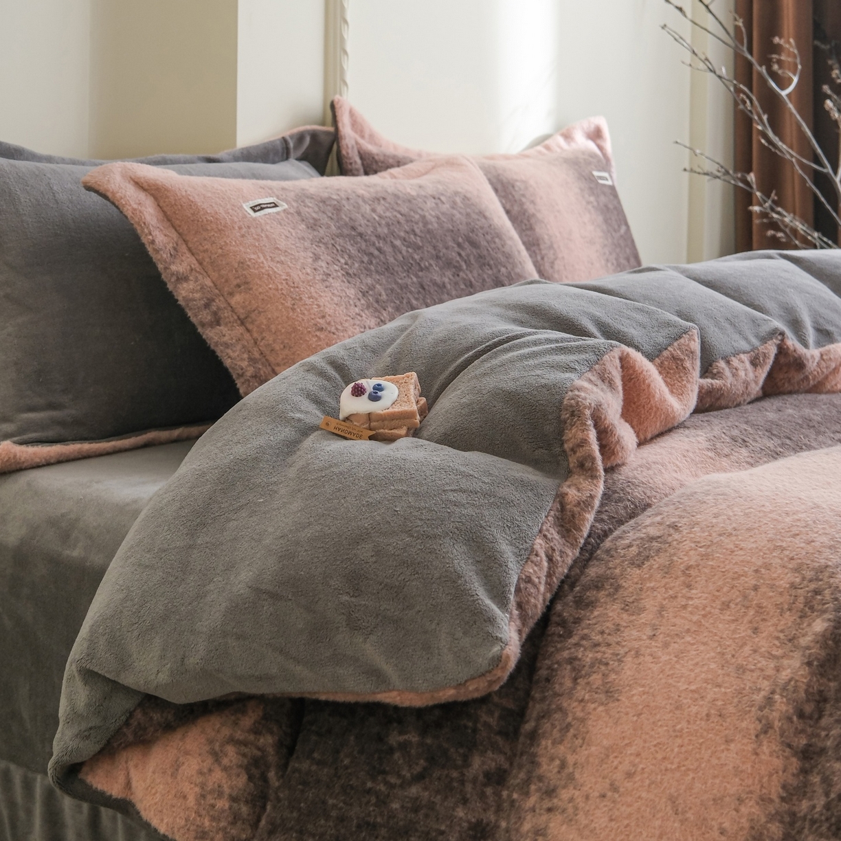 91家纺网 家纺一手货源 找家纺 庭笙 2025新款保暖加厚羊呢绒牛奶绒四件套 维奥灰