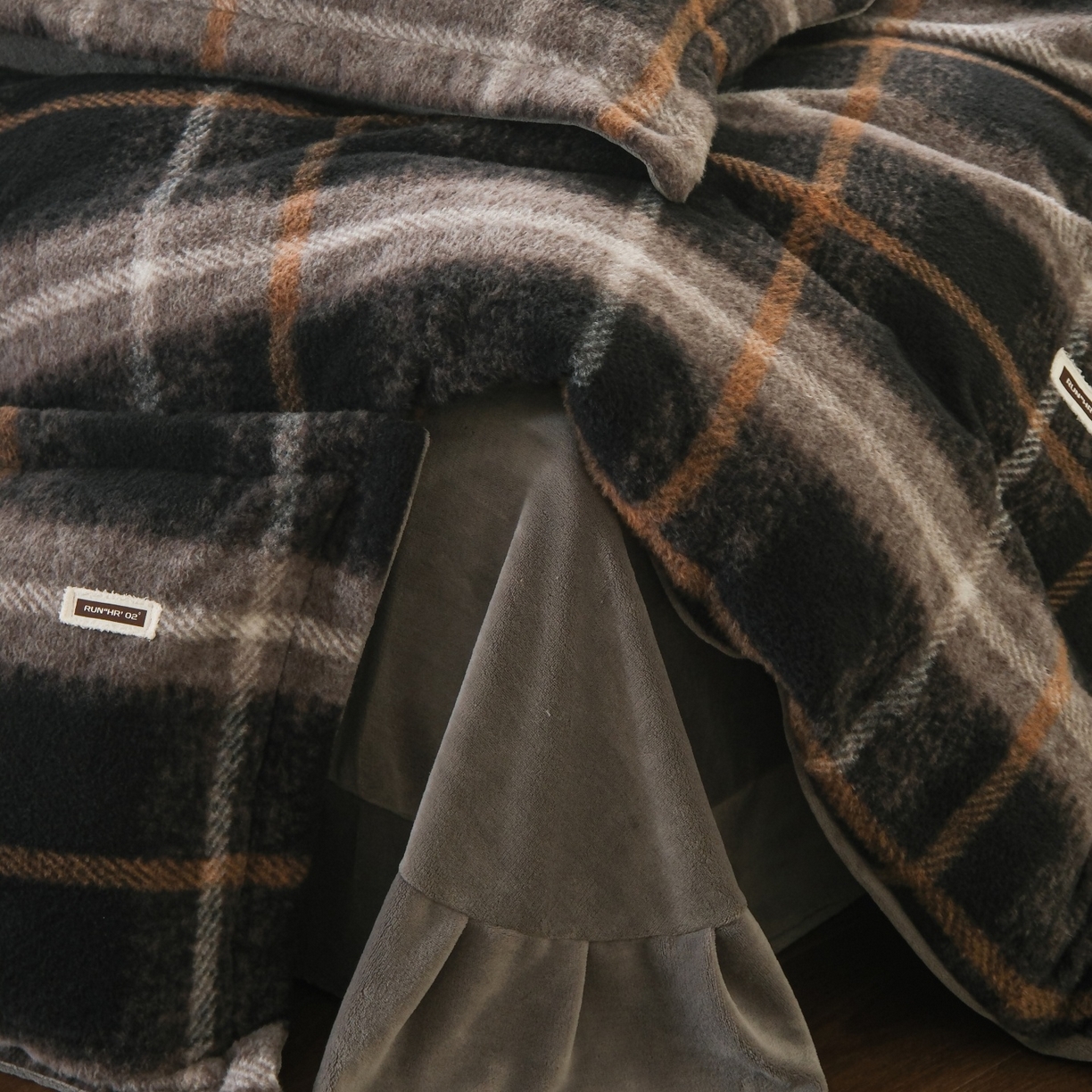 91家纺网 家纺一手货源 找家纺 庭笙 2025新款保暖加厚羊呢绒牛奶绒四件套 品格灰