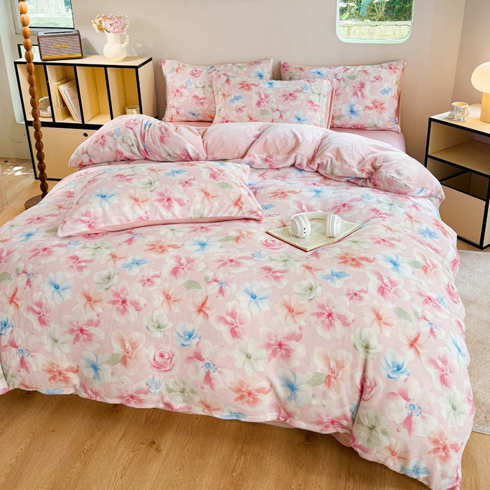 91家纺网 家纺一手货源 找家纺 王朝国际 2026新款高克重牛奶绒印花四件套 粉雾蓝海