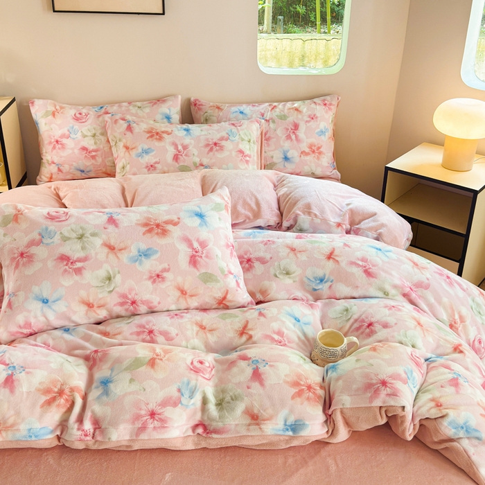 91家纺网 家纺一手货源 找家纺 王朝国际 2026新款高克重牛奶绒印花四件套 粉雾蓝海