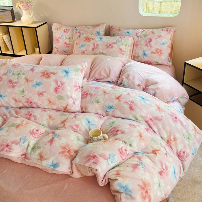 91家纺网 家纺一手货源 找家纺 王朝国际 2026新款高克重牛奶绒印花四件套 粉雾蓝海