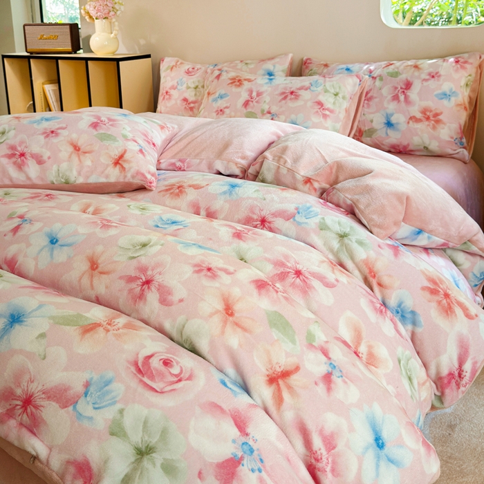 91家纺网 家纺一手货源 找家纺 王朝国际 2026新款高克重牛奶绒印花四件套 粉雾蓝海