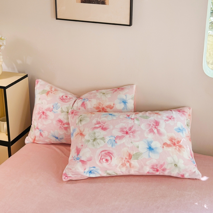 91家纺网 家纺一手货源 找家纺 王朝国际 2026新款高克重牛奶绒印花四件套 粉雾蓝海