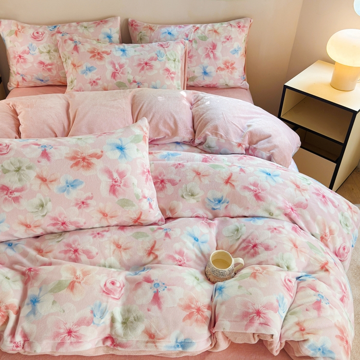 91家纺网 家纺一手货源 找家纺 王朝国际 2026新款高克重牛奶绒印花四件套 粉雾蓝海