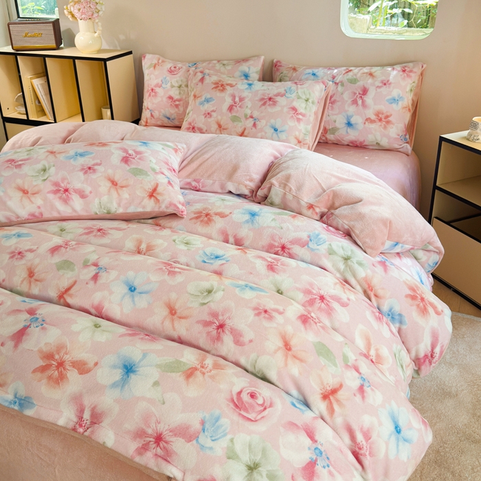 91家纺网 家纺一手货源 找家纺 王朝国际 2026新款高克重牛奶绒印花四件套 粉雾蓝海