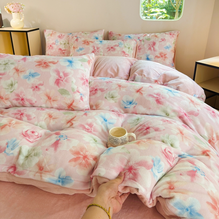 91家纺网 家纺一手货源 找家纺 王朝国际 2026新款高克重牛奶绒印花四件套 粉雾蓝海