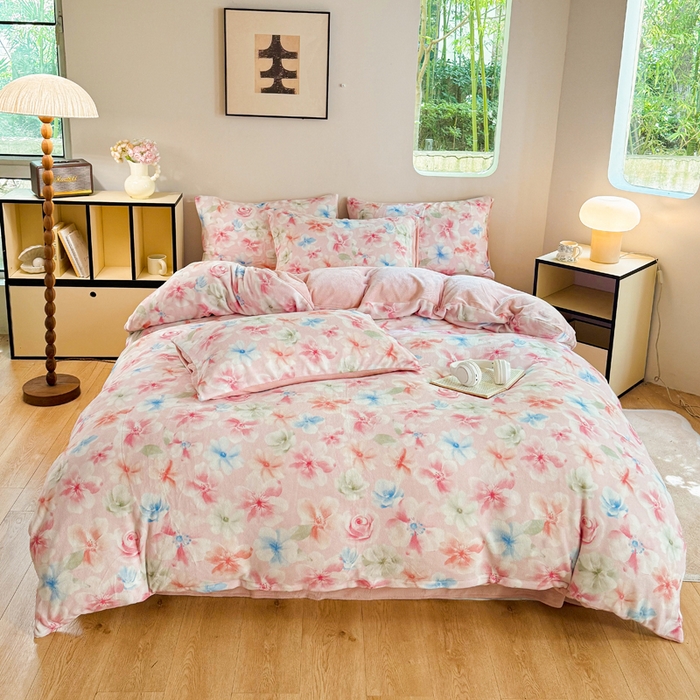 91家纺网 家纺一手货源 找家纺 王朝国际 2026新款高克重牛奶绒印花四件套 粉雾蓝海