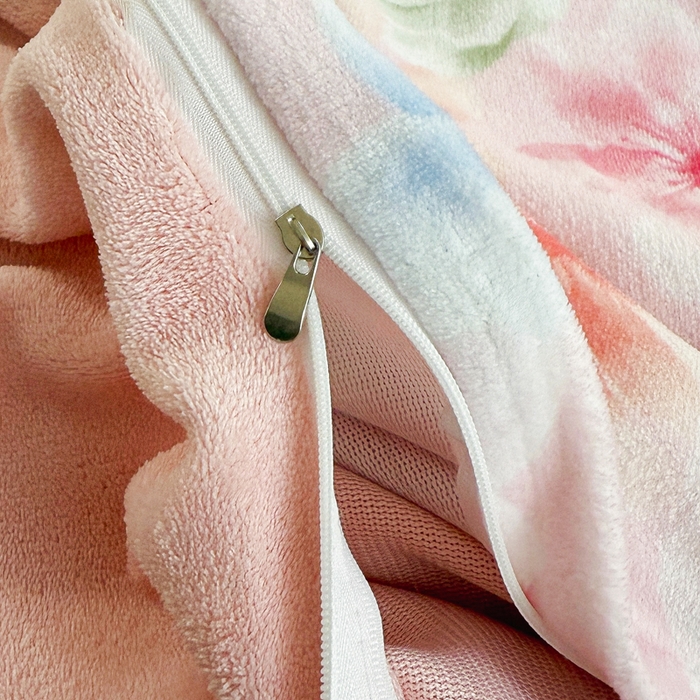 91家纺网 家纺一手货源 找家纺 王朝国际 2026新款高克重牛奶绒印花四件套 粉雾蓝海