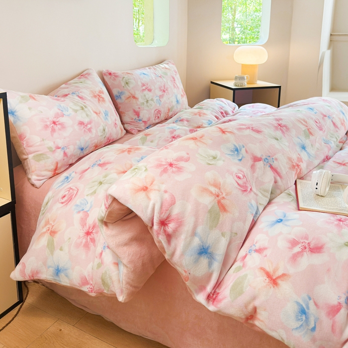 91家纺网 家纺一手货源 找家纺 王朝国际 2026新款高克重牛奶绒印花四件套 粉雾蓝海