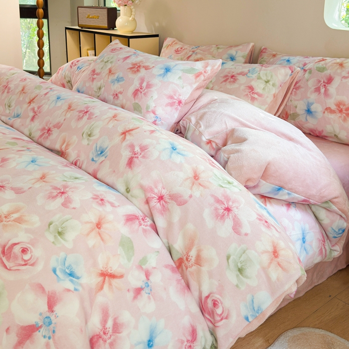 王朝国际 2026新款高克重牛奶绒印花四件套 粉雾蓝海