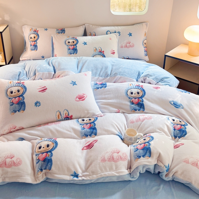 91家纺网 家纺一手货源 找家纺 王朝国际 2026新款高克重牛奶绒印花四件套 蓝色精灵