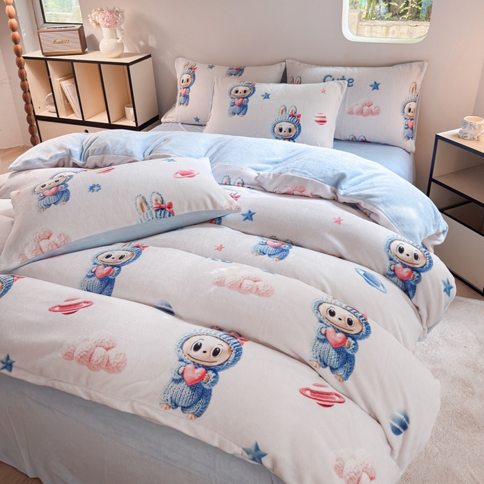 91家纺网 家纺一手货源 找家纺 王朝国际 2026新款高克重牛奶绒印花四件套 蓝色精灵