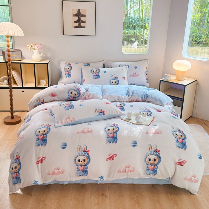 91家纺网 家纺一手货源 找家纺 王朝国际 2026新款高克重牛奶绒印花四件套 蓝色精灵