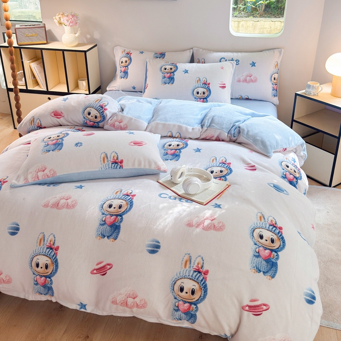 91家纺网 家纺一手货源 找家纺 王朝国际 2026新款高克重牛奶绒印花四件套 蓝色精灵