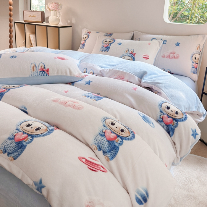 91家纺网 家纺一手货源 找家纺 王朝国际 2026新款高克重牛奶绒印花四件套 蓝色精灵