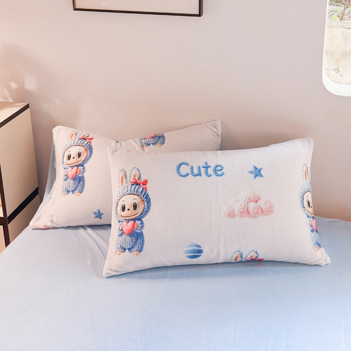 91家纺网 家纺一手货源 找家纺 王朝国际 2026新款高克重牛奶绒印花四件套 蓝色精灵